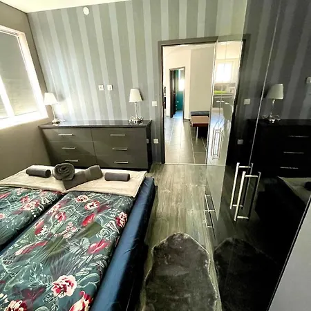 Apartment Peter & Roza Modern Apartmanhaz ****