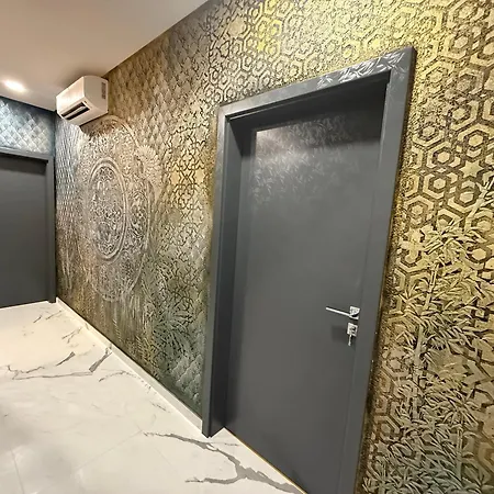 Peter & Roza Modern Apartmanhaz **** شقة