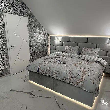 Peter & Roza Modern Apartmanhaz **** شقة