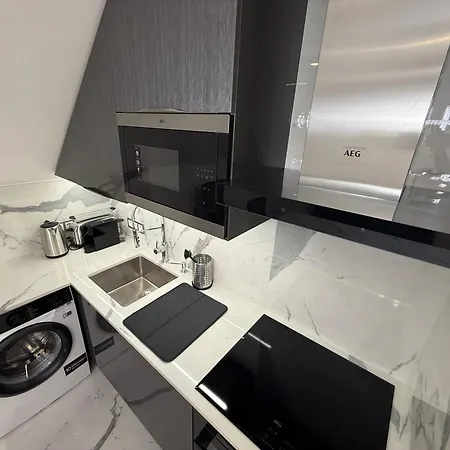Apartment Peter & Roza Modern Apartmanhaz **** *