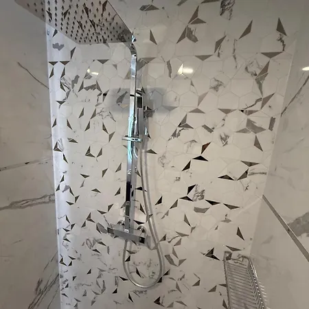 Peter & Roza Modern Apartmanhaz **** شقة *