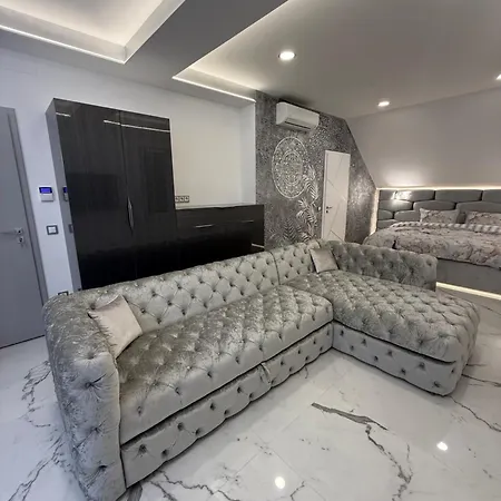 Peter & Roza Modern Apartmanhaz **** شقة Balatonmáriafürdő