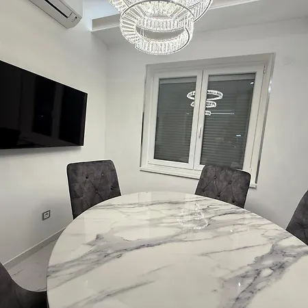 Peter & Roza Modern Apartmanhaz **** *
