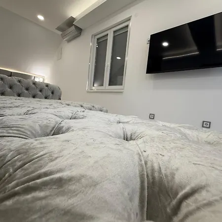 Peter & Roza Modern Apartmanhaz **** شقة