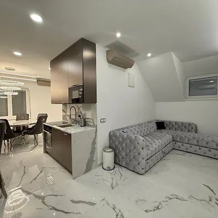 Peter & Roza Modern Apartmanhaz **** *