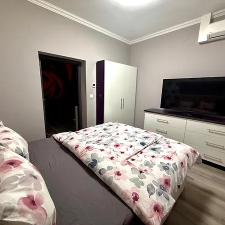 Peter & Roza Modern Apartmanhaz **** Apartment