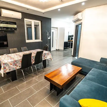 Peter & Roza Modern Apartmanhaz **** شقة *