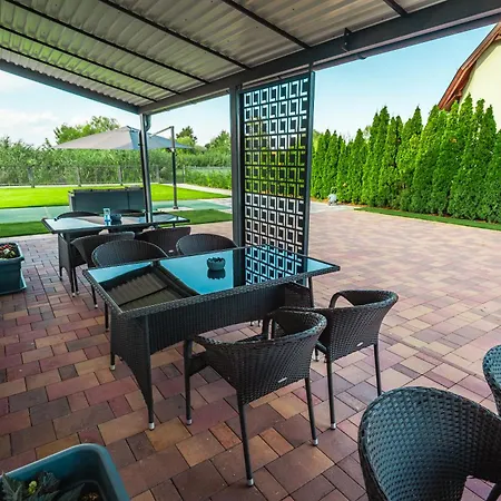 Peter & Roza Modern Apartmanhaz **** شقة *