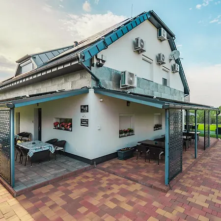 Peter & Roza Modern Apartmanhaz **** شقة Balatonmáriafürdő