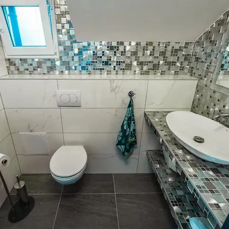 Peter & Roza Modern Apartmanhaz ****