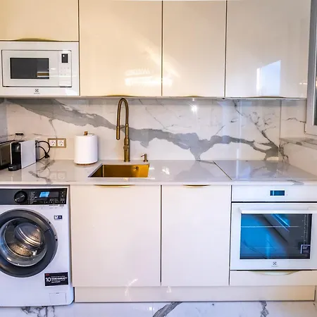 Peter & Roza Modern Apartmanhaz **** *